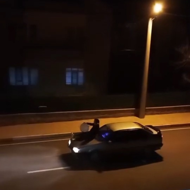 Aracın üzerine çıkan davulcu mahalleliyi sahura böyle uyandırdı
