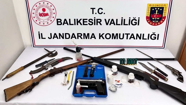 Balıkesir'de uyuşturucu operasyonu: 52 adrese eş zamanlı baskın
Uyuşturucu operasyonunda 17 şüpheli tutuklandı