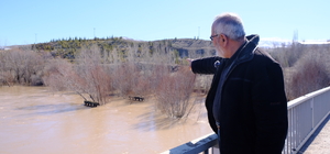 Kızılırmak taştı; köy yolu ulaşıma kapandı