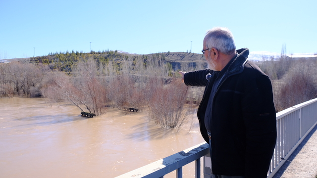 Kızılırmak taştı; köy yolu ulaşıma kapandı