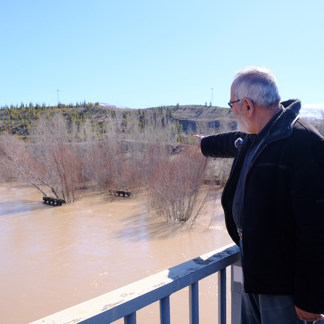 Kızılırmak taştı; köy yolu ulaşıma kapandı