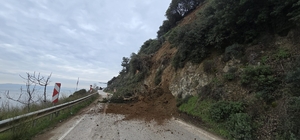 Heyelanda kapanan sahil yolu açıldı (2)