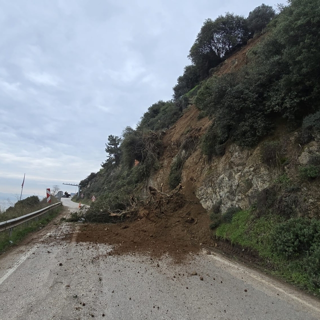 Heyelanda kapanan sahil yolu açıldı (2)