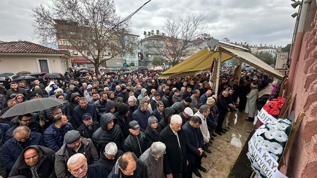 TIR'dan düşen saman balyalarının altında kalıp öldü; o anlar kamerada (2)