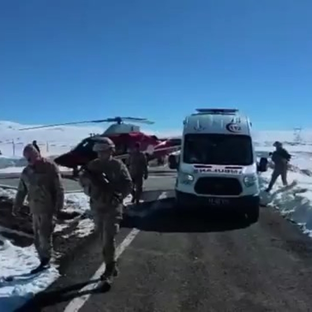 Kardan yolu kapalı mezradaki hasta, ambulans helikopterle hastaneye yetişti...