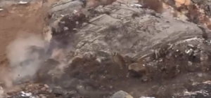 Çukurca kara yolunda kaya düşmesi kamerada