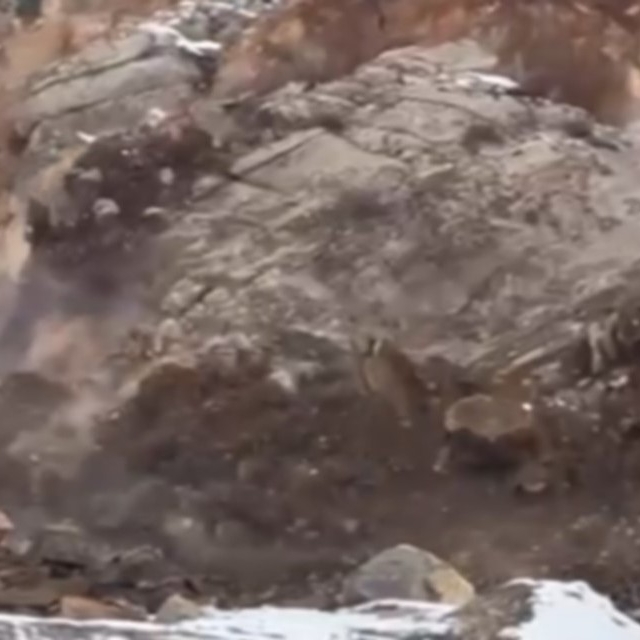 Çukurca kara yolunda kaya düşmesi kamerada