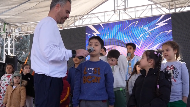 Ramazan Sokağı'nda renkli görüntüler: Sahneye çıkan çocuklar ilahiler seslendirdi