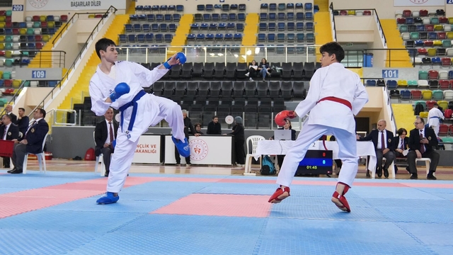 Karate Gençler grup birinciliği Balıkesir'de başladı