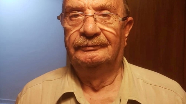 Çay içmek için geldiği dükkânın açılmasını motosikletinin üzerinde beklerken hayatını kaybetti