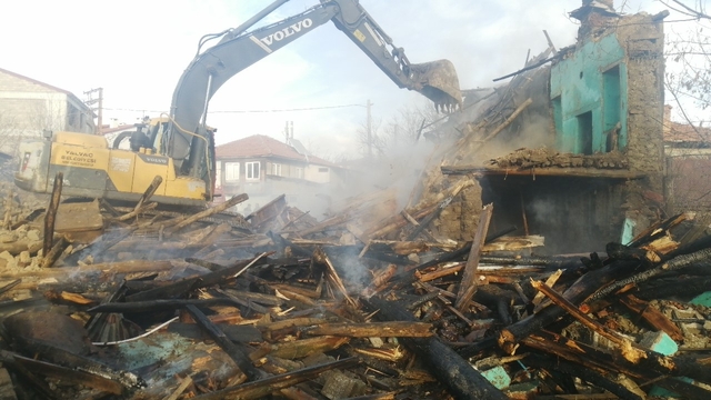 Isparta'da kerpiç ev yangında kullanılamaz hale geldi