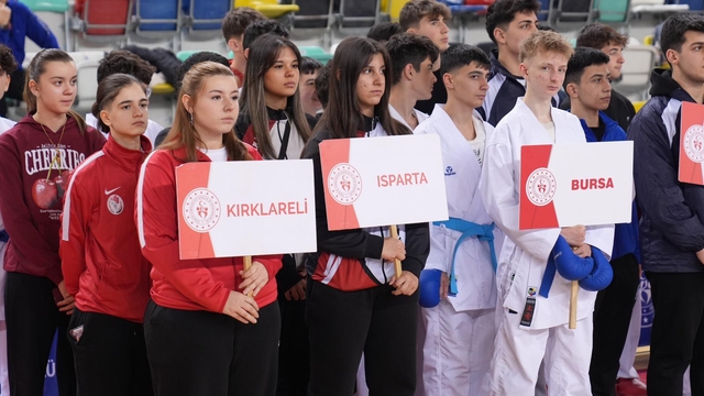 Balıkesir'de Okul Sporları Karate Gençler Grup Birinciliği müsabakaları başladı