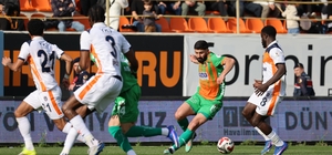 Trendyol Süper Lig: Corendon Alanyaspor: 0 - RAMS Başakşehir: 2 (İlk yarı)