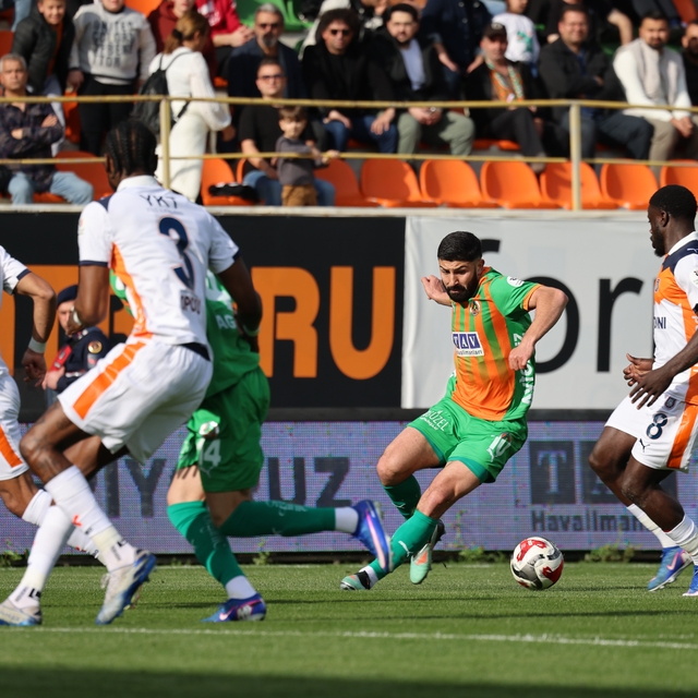 Trendyol Süper Lig: Corendon Alanyaspor: 0 - RAMS Başakşehir: 2 (İlk yarı)