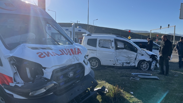 Ambulans ile hasta yakınının kullandığı hafif ticari araç çarpıştı