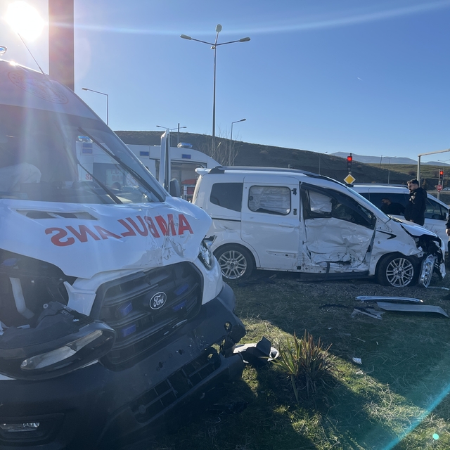 Ambulans ile hasta yakınının kullandığı hafif ticari araç çarpıştı