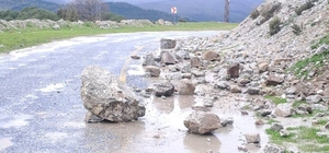 Yağış sonrası topraktan kaydı, kayalar yolu kapattı