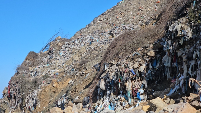 Zonguldak'ta denize sıfır eski çöp alanındaki atıklar sahillere saçılıyor