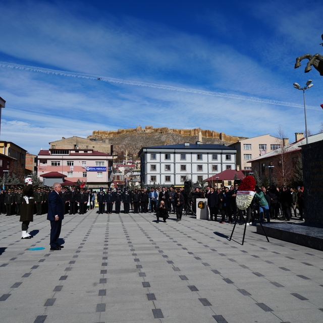 Bayburt'ta kurtuluş programı çelenk sunma töreniyle başladı