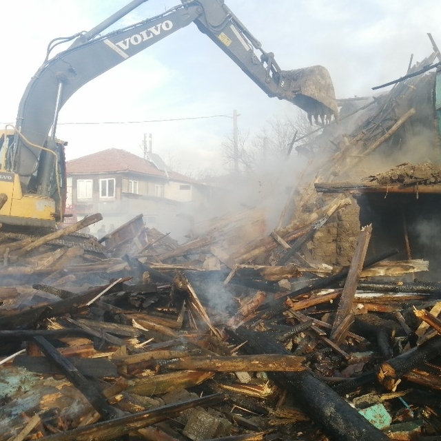 Isparta'da kerpiç ev yangında kullanılamaz hale geldi