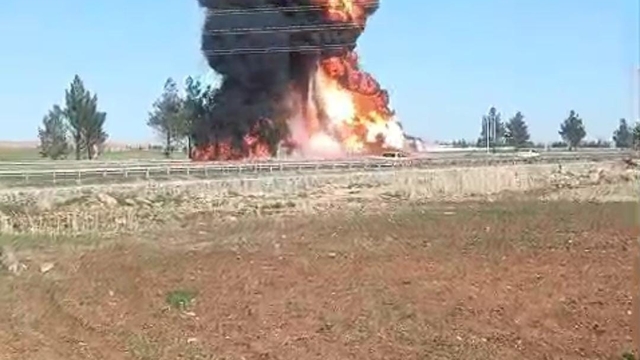 Şanlıurfa'da devrilen yakıt yüklü tır alev topuna döndü: 1 yaralı