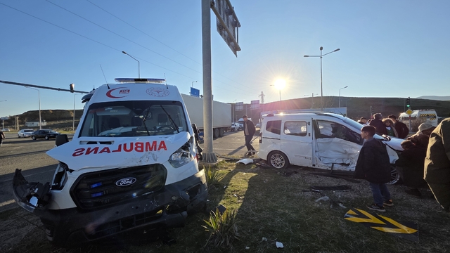 Bingöl'de ambulans ile hafif ticari aracın çarpıştığı kaza kamerada