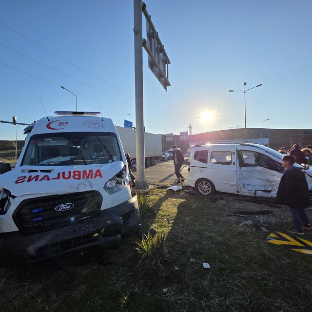 Bingöl'de ambulans ile hafif ticari aracın çarpıştığı kaza kamerada