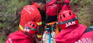 Kabak Koyu'nda kayalıklardan düşen genç kurtarıldı