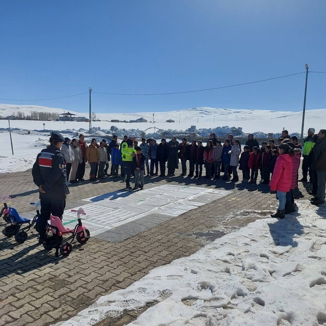 Muş'ta öğrencilere jandarmadan trafik ve güvenlik eğitimi