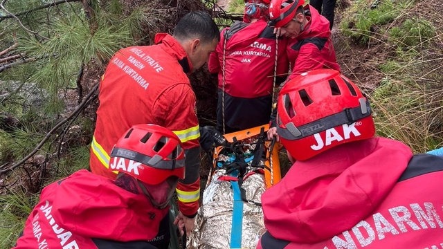 Kabak Koyu'nda kayalıklardan düşen genç kurtarıldı