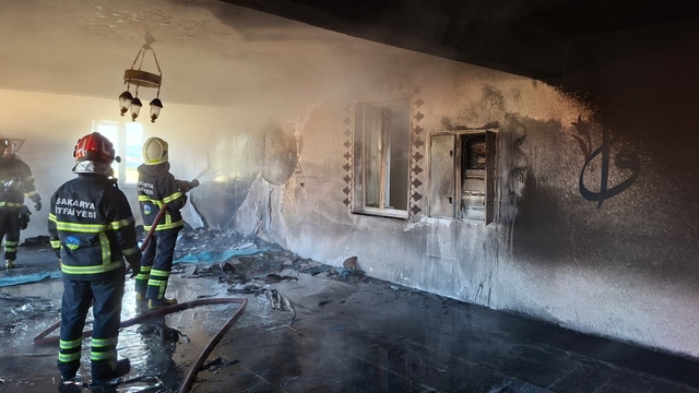 İbadete yeni açılan camide çıkan yangın söndürüldü