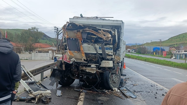 İzmir'de belediye kamyonuna arkadan çarpan sürücü hayatını kaybetti