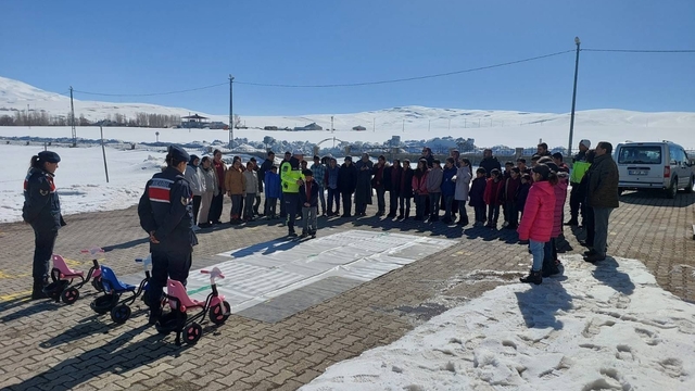 Muş'ta öğrencilere jandarmadan trafik ve güvenlik eğitimi