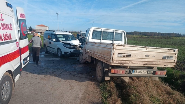 Samsun'da kamyonetle hafif ticari aracın çarpıştığı kazada sürücüler yaralandı
