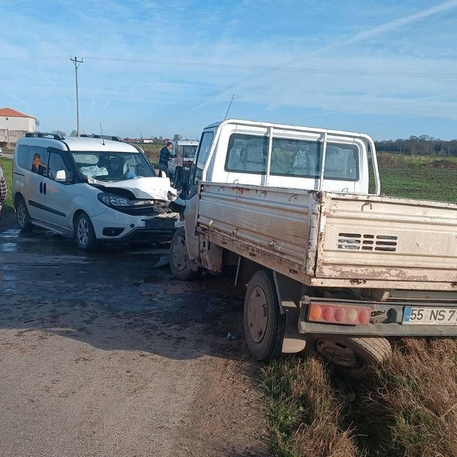 Samsun'da kamyonetle hafif ticari aracın çarpıştığı kazada sürücüler yarala...