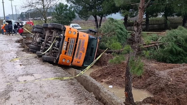 Balıkesir'de zemin çökünce beton mikseri devrildi: 1 ölü, 1 yaralı