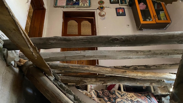 Çatak'ta 2 katlı evin toprak damı çöktü