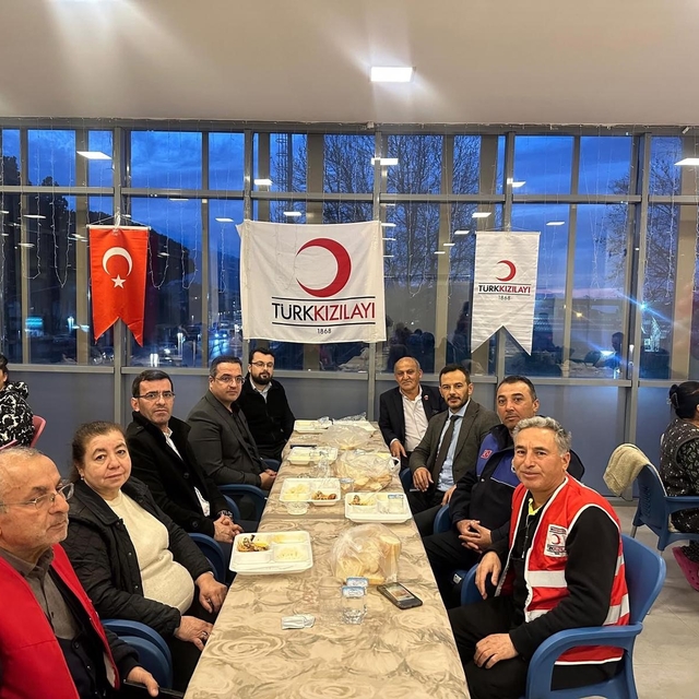 Kaymakam Dalak kurum amirleriyle Kızılay'ın iftarında vatandaşlarla buluştu