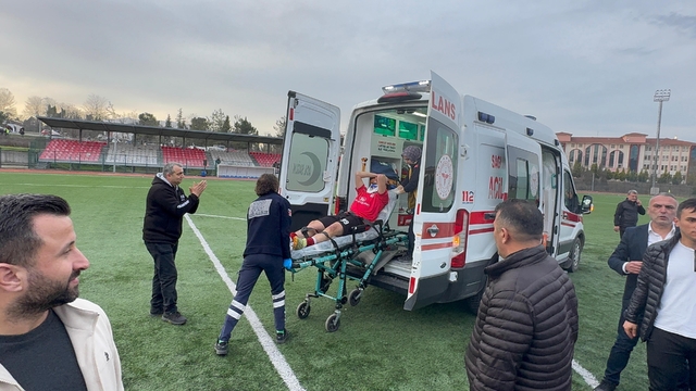 Amatör maçta saha karıştı
Tekme ve yumruklarım konuştuğu olaylarda aynı takımdaki 2 futbolcu da birbirine girdi