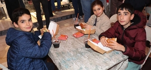 Başkan Arıcı'dan çocuklara iftar sürprizi
Başkan Arıcı: "İftar için hamburg...