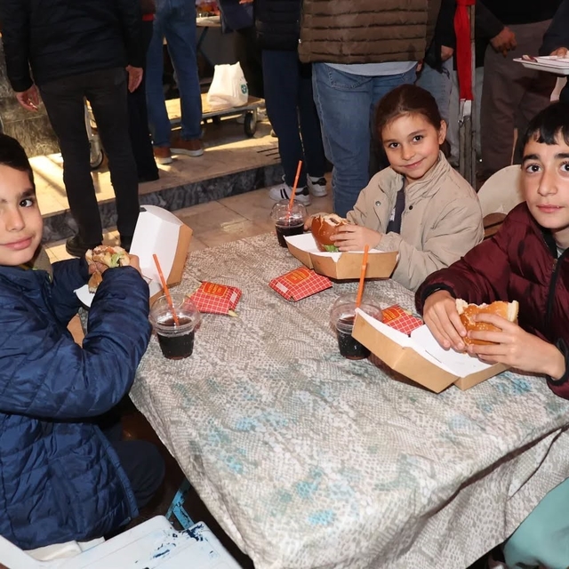 Başkan Arıcı'dan çocuklara iftar sürprizi
Başkan Arıcı: "İftar için hamburg...