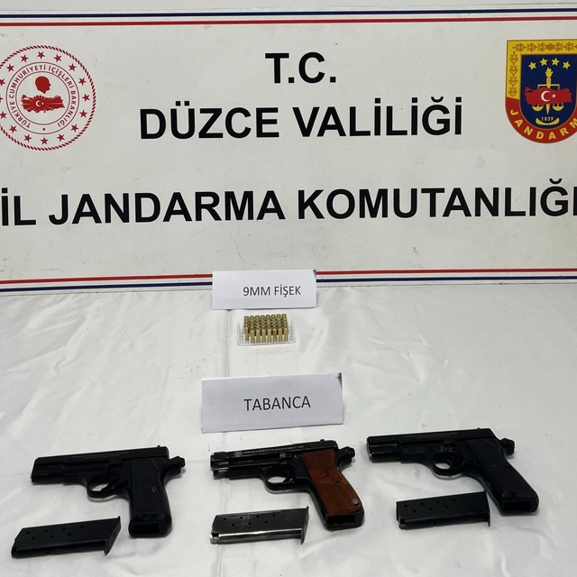 Jandarmadan ruhsatsız silah operasyonu
Rize'den getirip Düzce'de satacaklar...