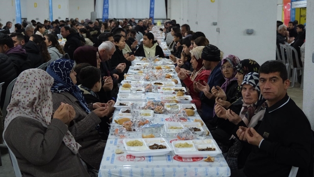 Büyükşehir'in iftar sofrasında oruçlar dualarla açıldı