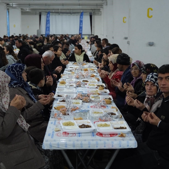 Büyükşehir'in iftar sofrasında oruçlar dualarla açıldı