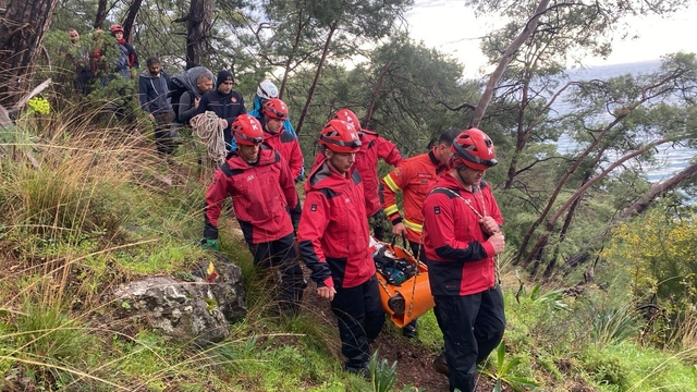Muğla'da kayalıklardan düşen genç kurtarıldı