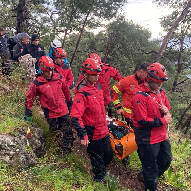 Muğla'da kayalıklardan düşen genç kurtarıldı
