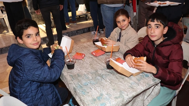 Başkan Arıcı'dan çocuklara iftar sürprizi
Başkan Arıcı: "İftar için hamburger sözümüzü tuttuk"