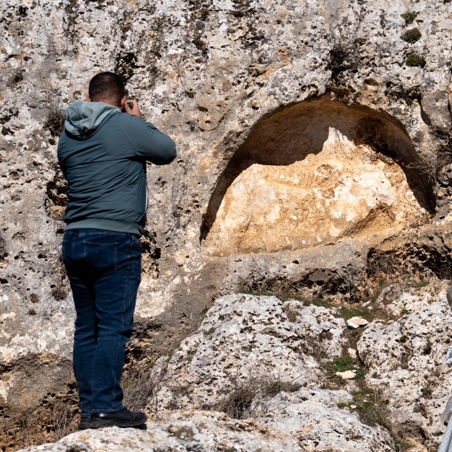 Diyarbakır'da kaya mezarları ve duvar kabartmalarına belgesel fotoğraf çalı...