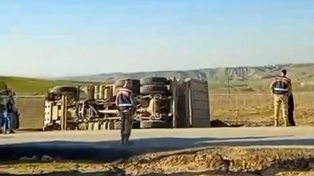 Kurtalan'da hafriyat kamyonu devrildi: 1 yaralı