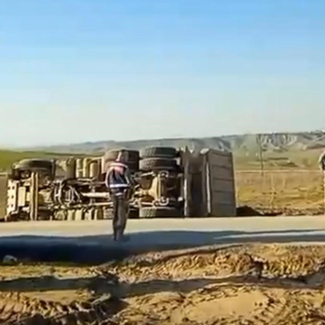 Kurtalan'da hafriyat kamyonu devrildi: 1 yaralı